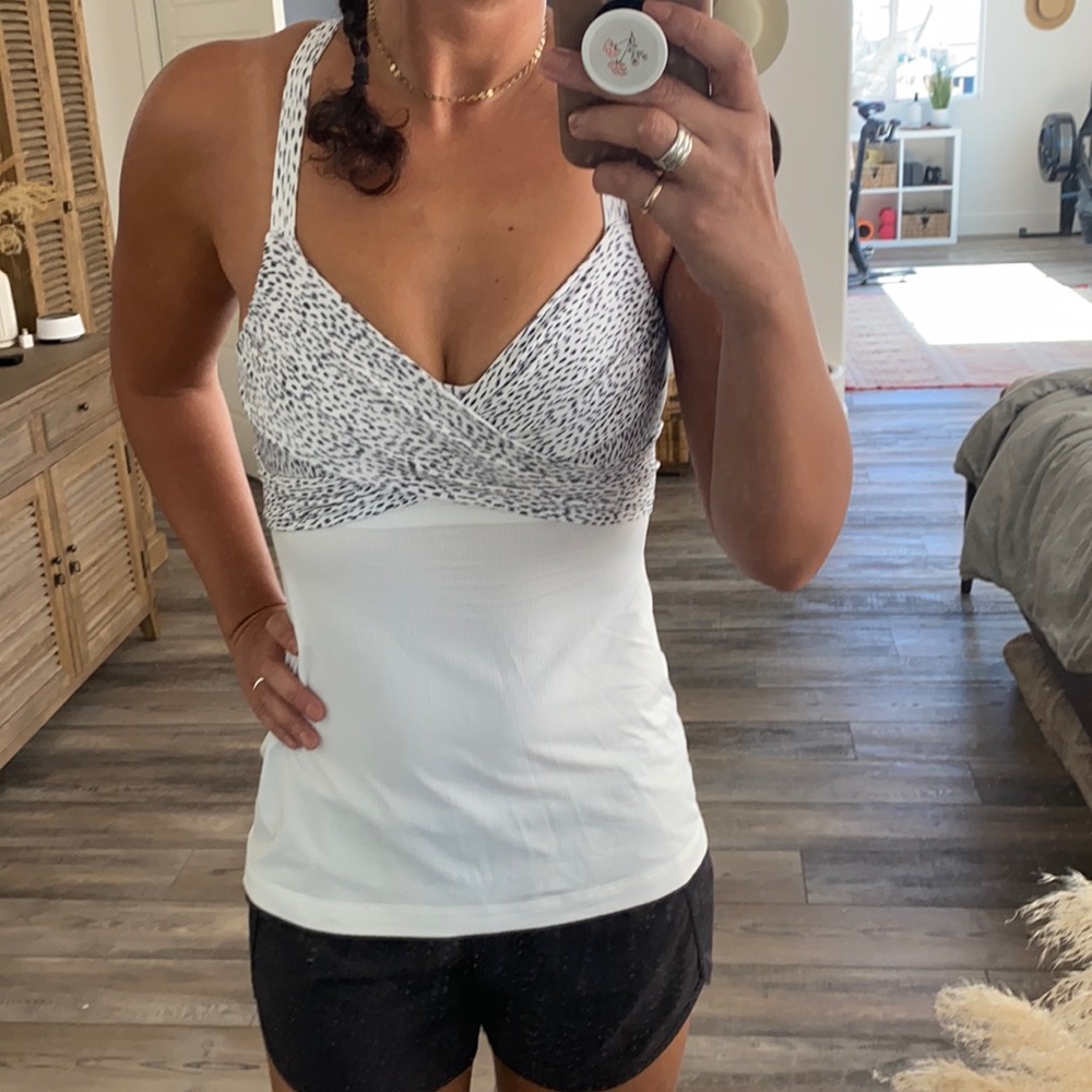 Lululemon tank, like new, very flattering